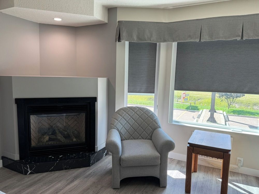 Western Budget Motel Leduc 3 Executive Apartment, 2 Queen Beds, Fireplace (3 Room) 10