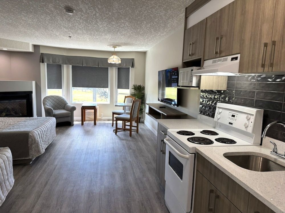 Western Budget Motel Leduc 3 Executive Apartment, 2 Queen Beds, Fireplace (3 Room) 4