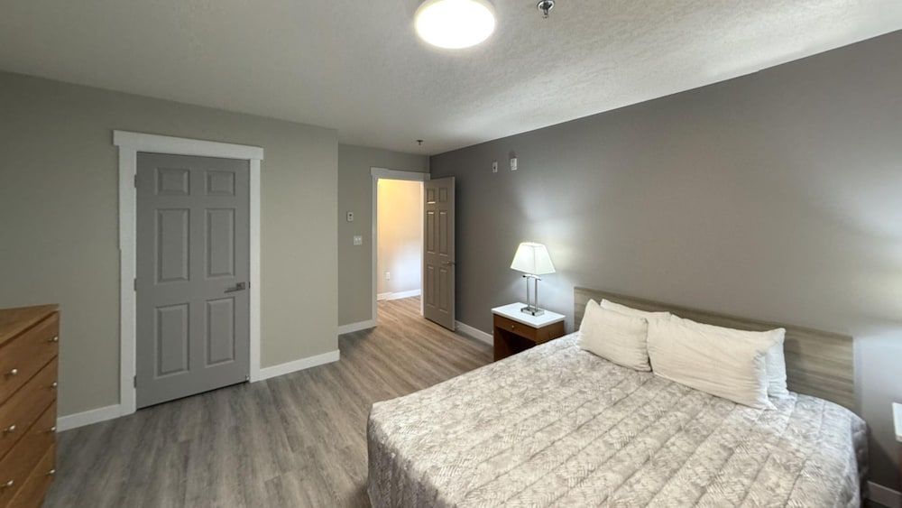 Western Budget Motel Leduc 3 Executive Apartment, 2 Bedrooms, Fireplace (3 Room) 2