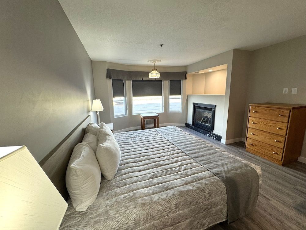 Western Budget Motel Leduc 3 Luxury Suite, 1 Bedroom, Jetted Tub (Spa Tub 2 Room) 2