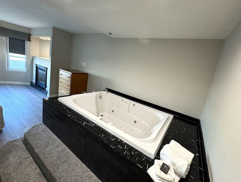 Western Budget Motel Leduc 3 Luxury Suite, 1 Bedroom, Jetted Tub (Spa Tub 2 Room) 12