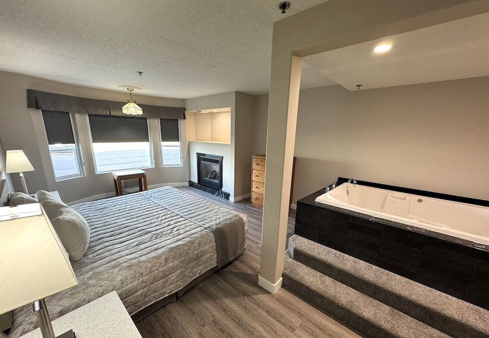 Western Budget Motel Leduc 3 Luxury Suite, 1 Bedroom, Jetted Tub (Spa Tub 2 Room)