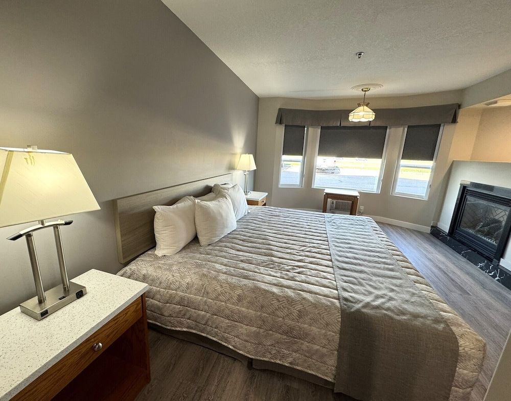 Western Budget Motel Leduc 3 Luxury Suite, 1 Bedroom, Jetted Tub (Spa Tub 2 Room) 3