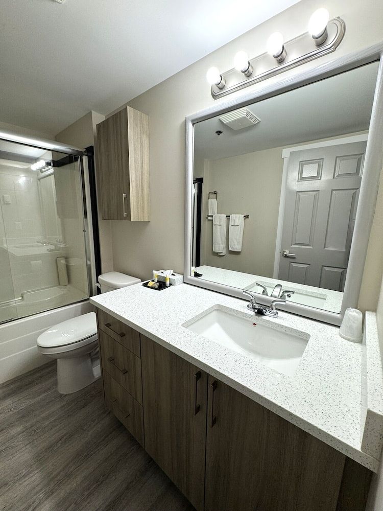 Western Budget Motel Leduc 3 Luxury Suite, 1 Bedroom, Jetted Tub (Spa Tub 2 Room) 9