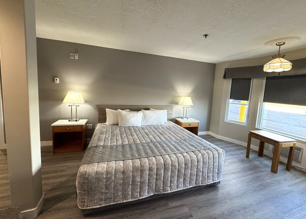 Western Budget Motel Leduc 3 Luxury Suite, 1 Bedroom, Jetted Tub (Spa Tub 2 Room) 5