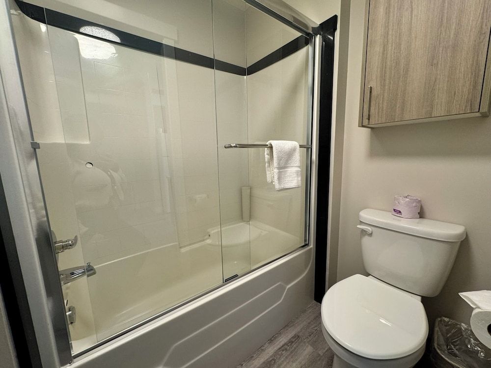 Western Budget Motel Leduc 3 Luxury Suite, 1 Bedroom, Jetted Tub (Spa Tub 2 Room) 8