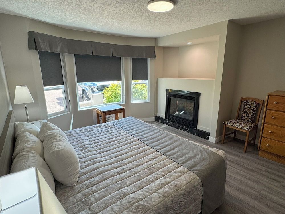 Western Budget Motel Leduc 3 Executive Apartment, 2 Bedrooms, Fireplace (3 Room) 3
