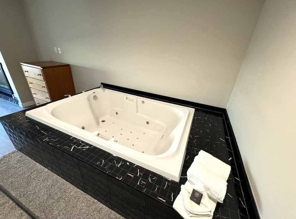 Western Budget Motel Leduc 3 Luxury Suite, 1 Bedroom, Jetted Tub (Spa Tub 2 Room) 13