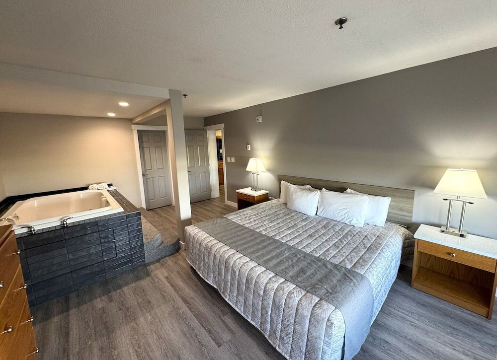 Western Budget Motel Leduc 3 Luxury Suite, 1 Bedroom, Jetted Tub (Spa Tub 2 Room) 6