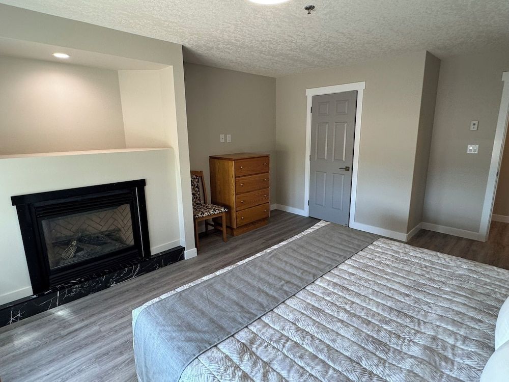 Western Budget Motel Leduc 3 Executive Apartment, 2 Bedrooms, Fireplace (3 Room) 8