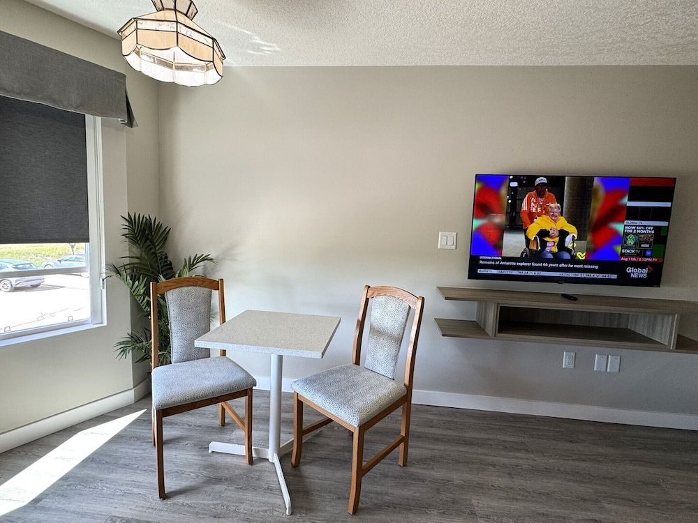 Western Budget Motel Leduc 3 Executive Apartment, 2 Queen Beds, Fireplace (3 Room) 9