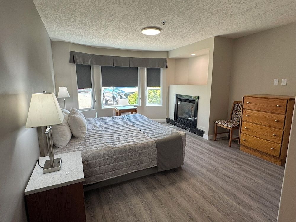 Western Budget Motel Leduc 3 Executive Apartment, 2 Bedrooms, Fireplace (3 Room) 4