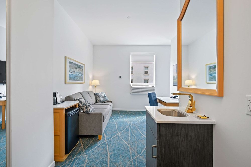 Crown Columbia Hotel, BW Premier Collection Suite, 1 King Bed, Non Smoking (Living Room;Queen sofabed) 4