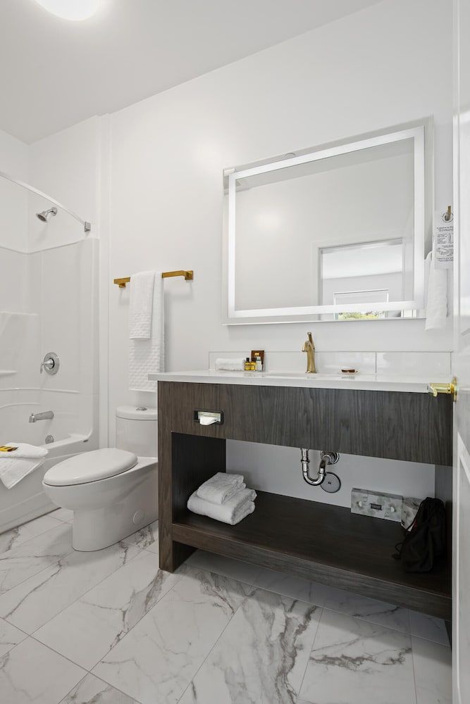 Crown Columbia Hotel, BW Premier Collection Suite, 1 King Bed, Non Smoking (Living Room;Queen sofabed) 2