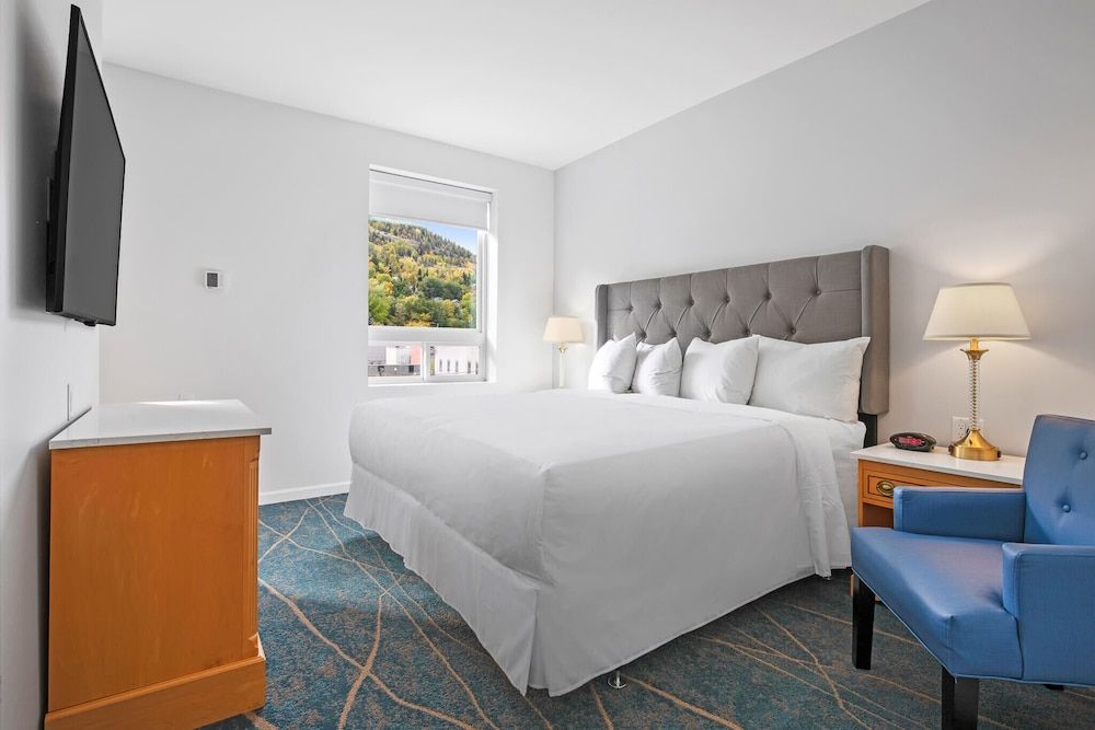 Crown Columbia Hotel, BW Premier Collection Suite, 1 King Bed, Non Smoking, Kitchen (Living Room;Queen sofabed) 2