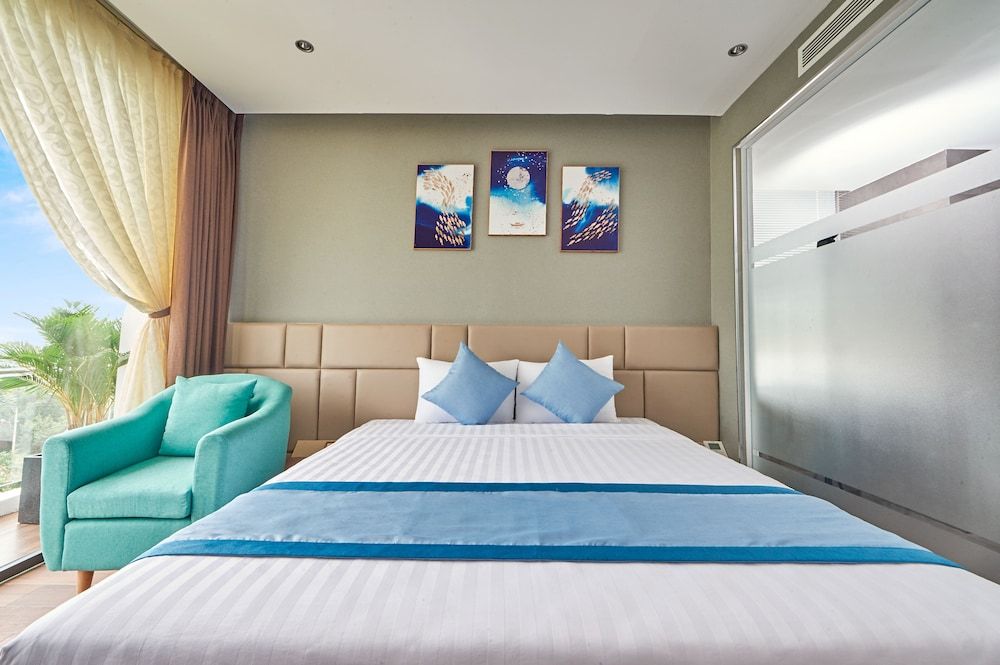 Boston Hotel Deluxe Art Double or Twin Room 2