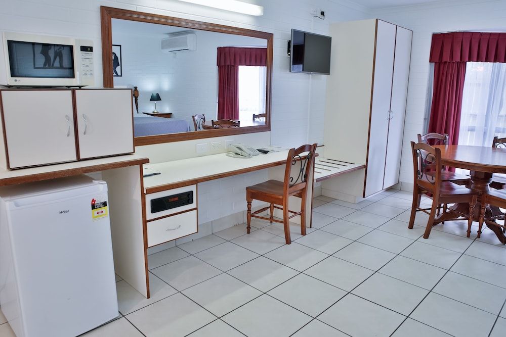 Central Park Motel Family Room, 1 Queen Bed & 2 Single Beds 8