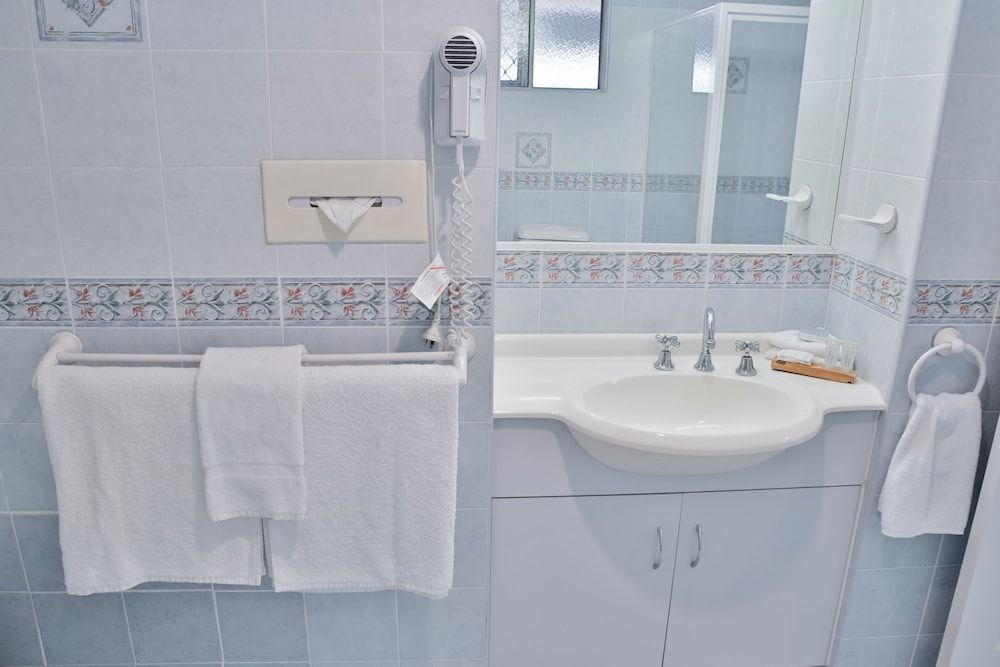 Central Park Motel Queen Single with Spa, 1 Queen bed 1 Single bed 3