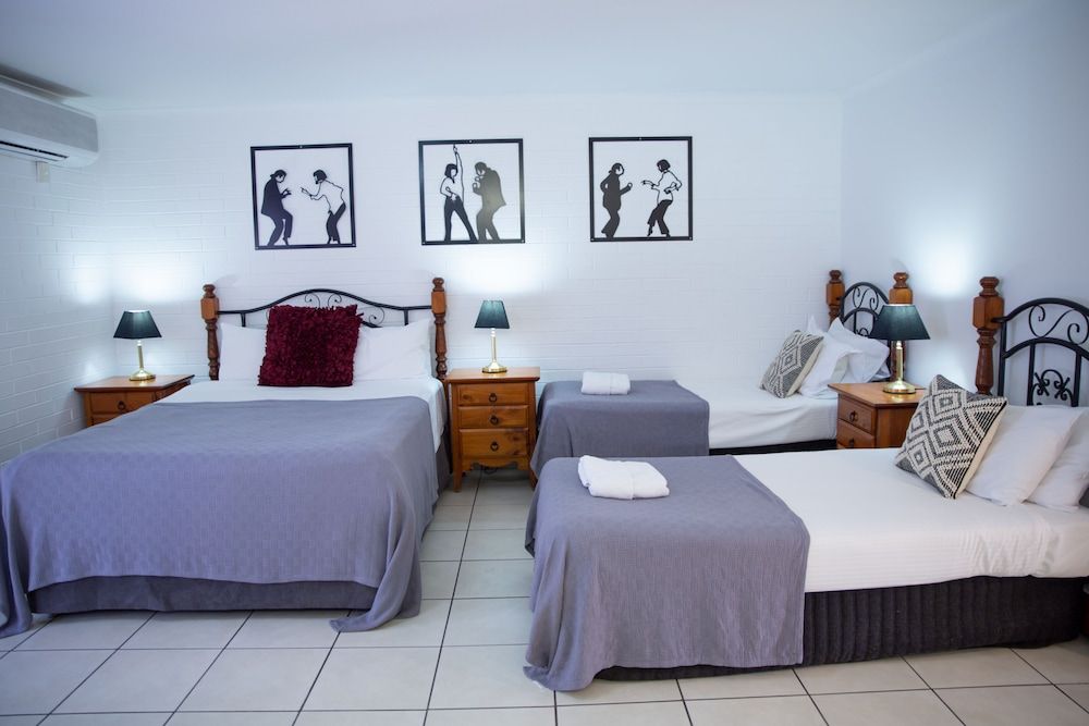 Central Park Motel Family Room, 1 Queen Bed & 2 Single Beds 3