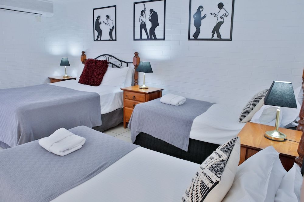 Central Park Motel Family Room, 1 Queen Bed & 2 Single Beds 5