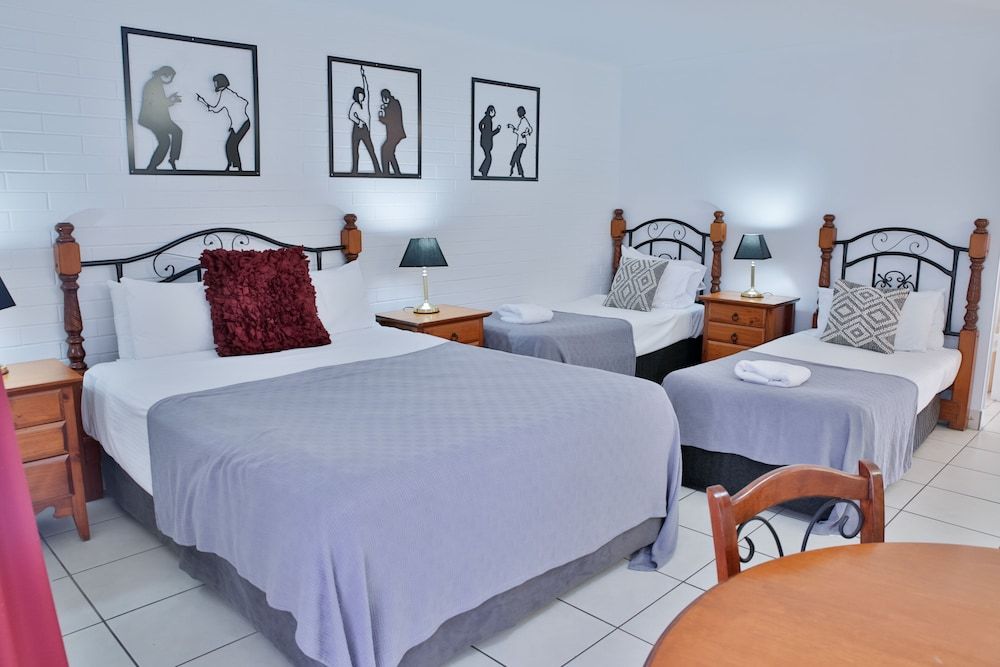 Central Park Motel Family Room, 1 Queen Bed & 2 Single Beds