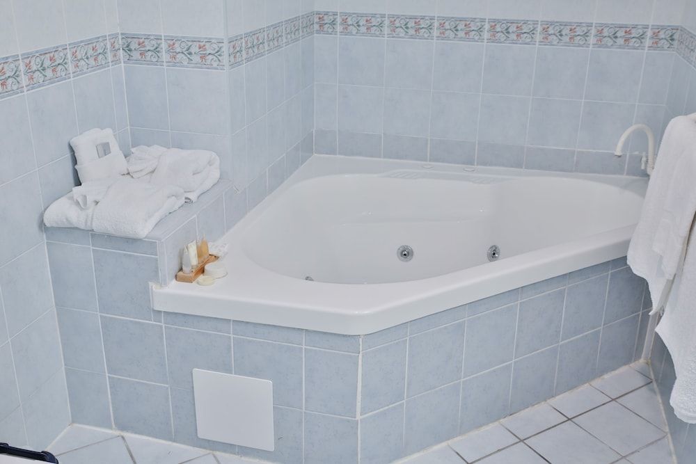 Central Park Motel Queen Single with Spa, 1 Queen bed 1 Single bed 5