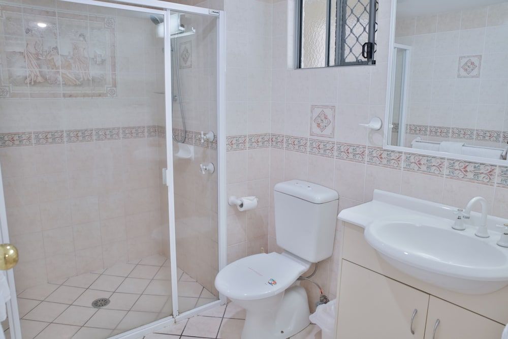 Central Park Motel Family Room, 1 Queen Bed & 2 Single Beds 7