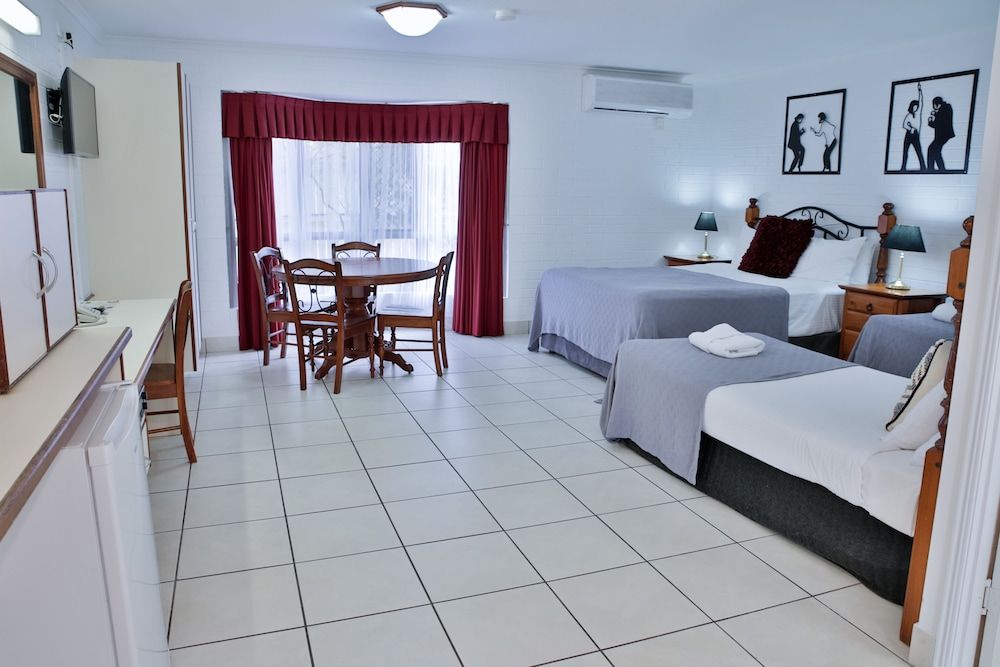 Central Park Motel Family Room, 1 Queen Bed & 2 Single Beds 4