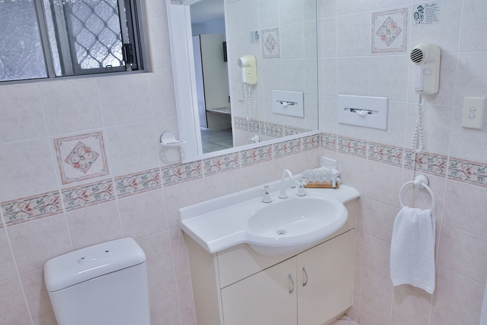 Central Park Motel Family Room, 1 Queen Bed & 2 Single Beds 6