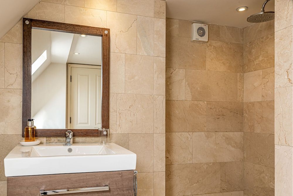 Lorne House Superior Double Room 3