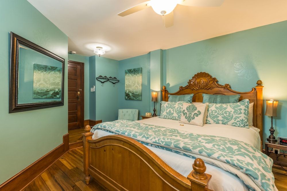 Aquamarine Room - Deluxe Room (Adults 21+ only)