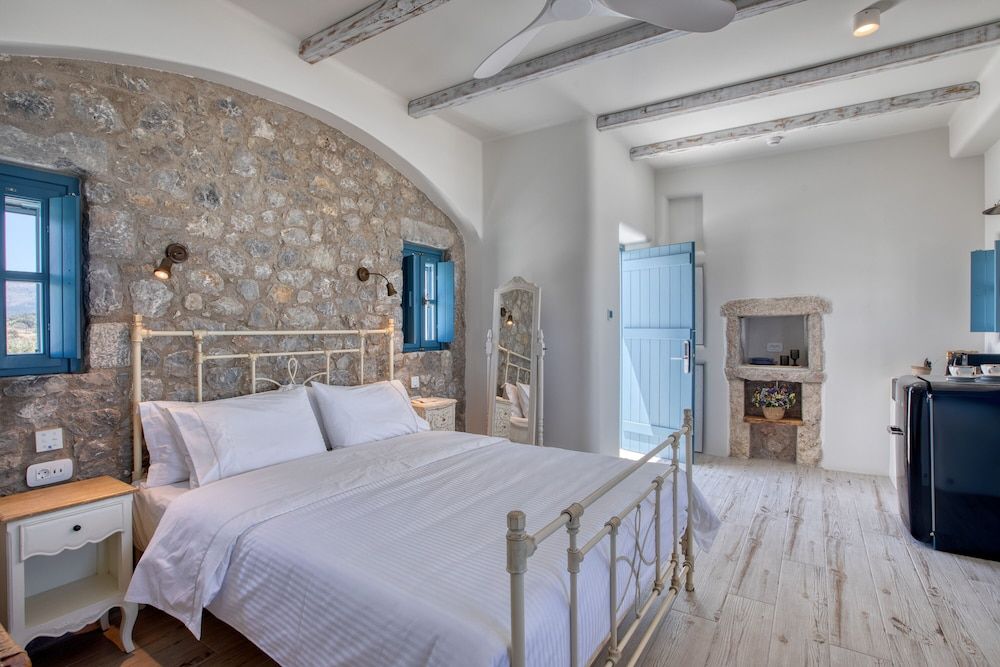 Superior Studio Suite, 1 Queen Bed, Jetted Tub, Sea View