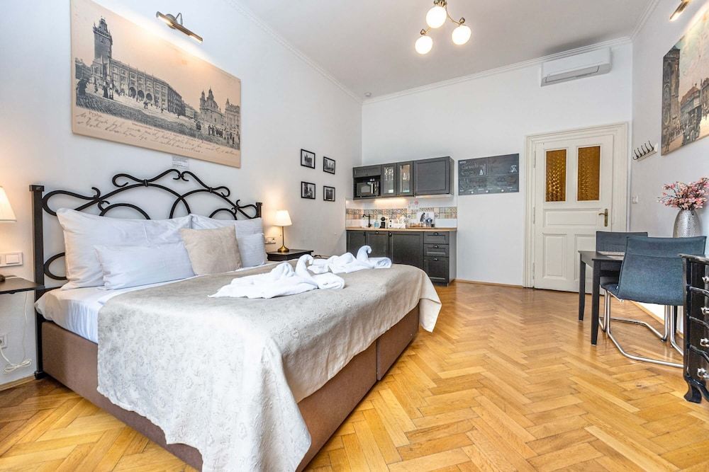 The Old Town Square & Parizska Apartments Design Apartment, Kitchenette, Courtyard View (St. Nicholas) 2