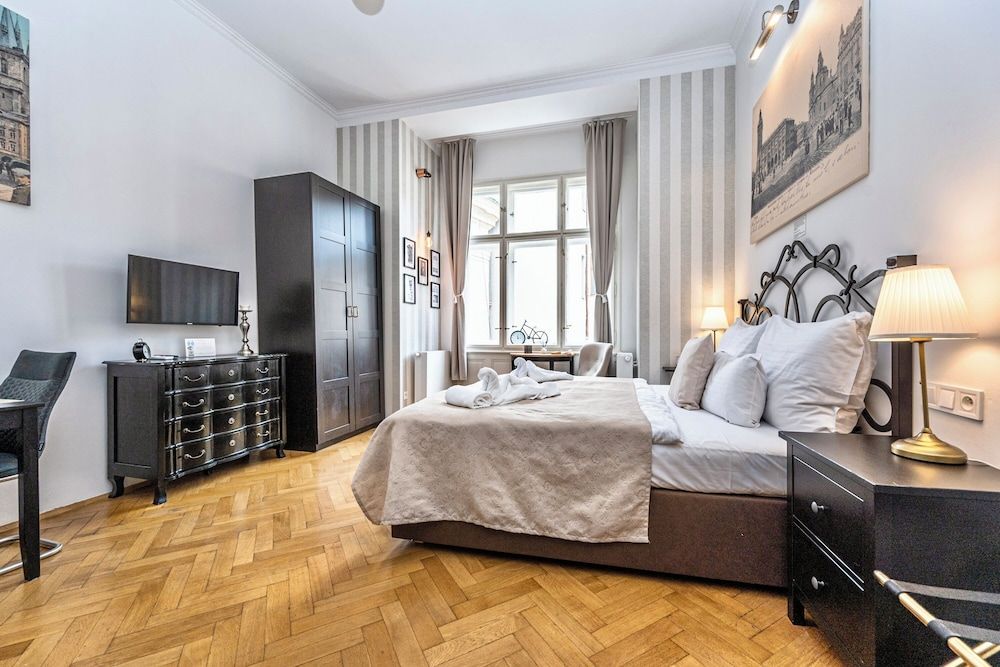 The Old Town Square & Parizska Apartments Design Apartment, Kitchenette, Courtyard View (St. Nicholas) 3