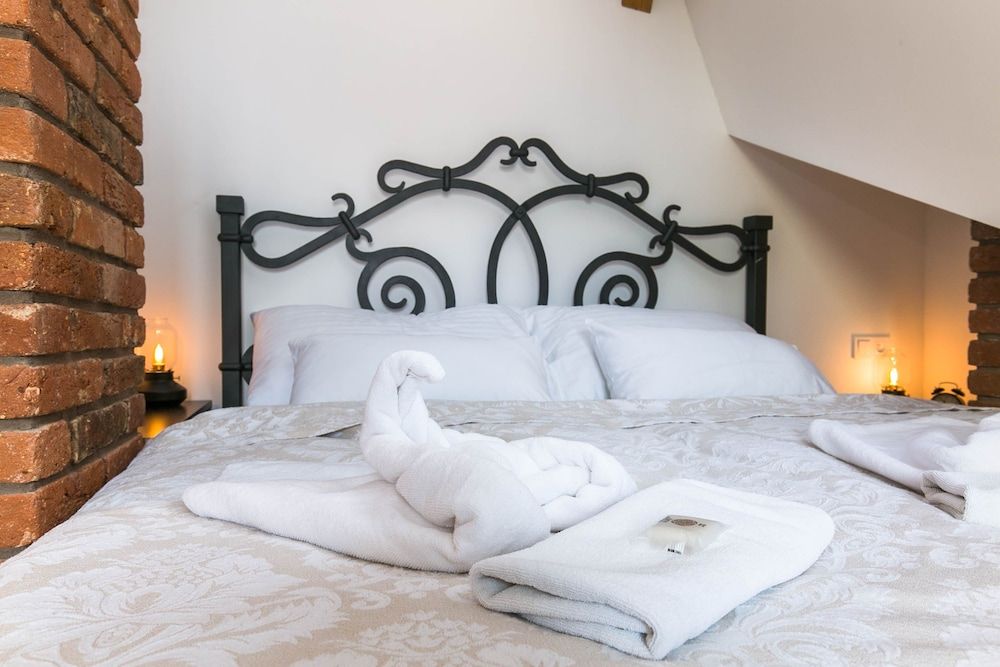 The Old Town Square & Parizska Apartments Design Duplex, Kitchen, City View 2