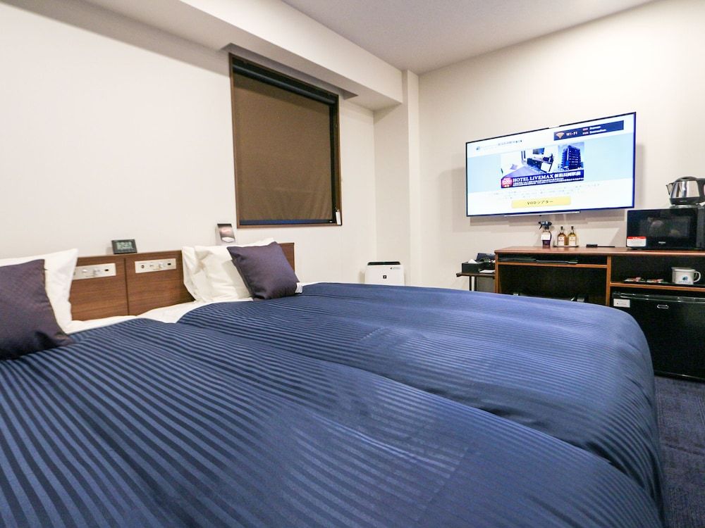 Twin Room, Smoking