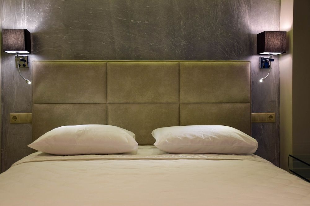 24K Athena Suites Deluxe Apartment, 1 Queen Bed, Hill View 2