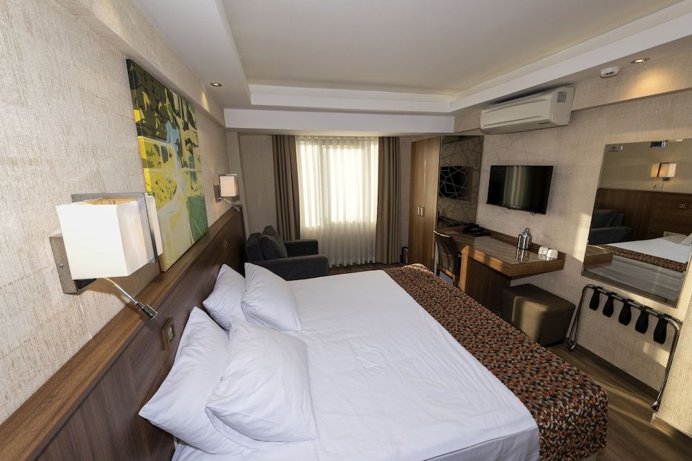 B Guest Hotel Standard Double or Twin Room 3