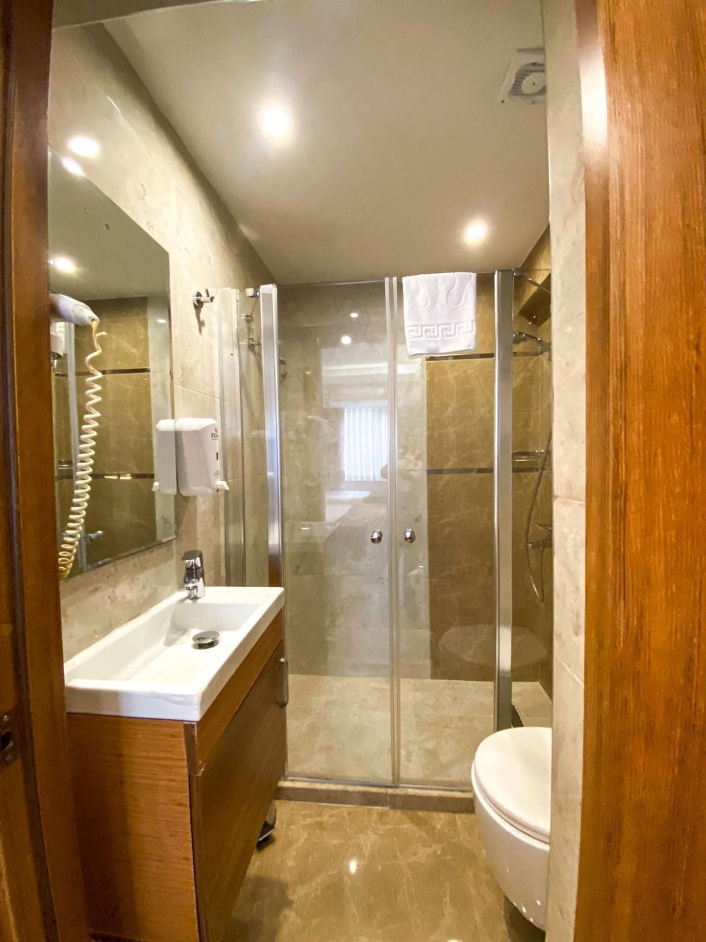 B Guest Hotel Double Room 3