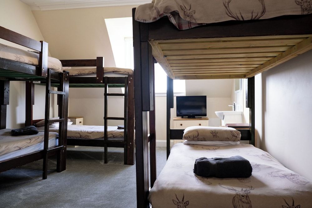 Bunk room for 6 (Private 6 bed Bunk Room)