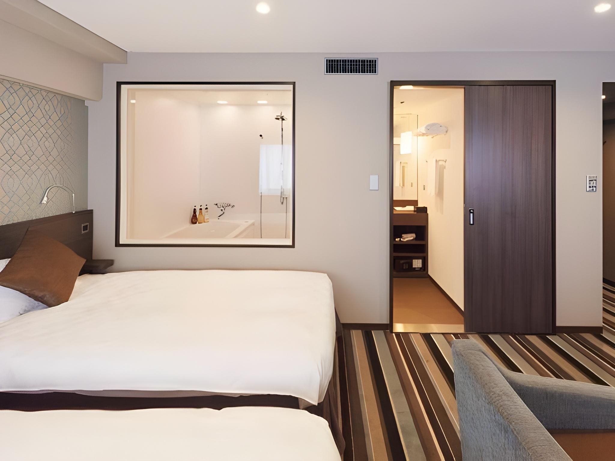 Large Twin Room with Lounge Access Complimentary Light Breakfast - Non-Smoking