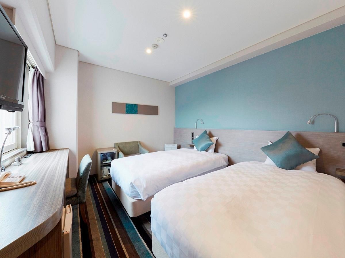 Corner Twin Room - Non-Smoking, Lounge Access and Complimentary Light Breakfast Included