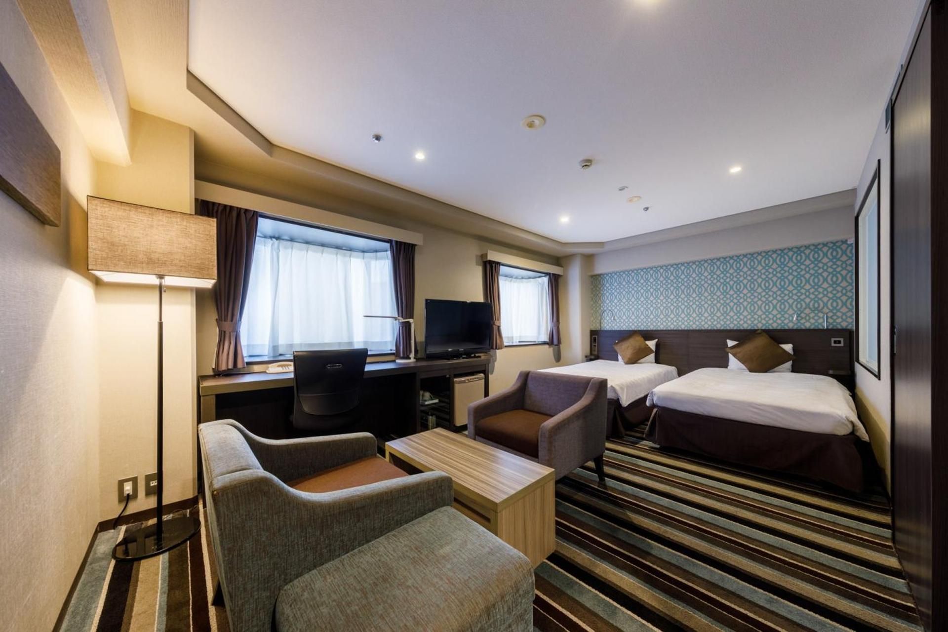Large Twin Room with Lounge Access Complimentary Light Breakfast - Non-Smoking