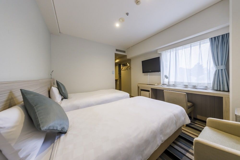 Corner Twin Room - Non-Smoking with Lounge Access & Complimentary Light Breakfast Included