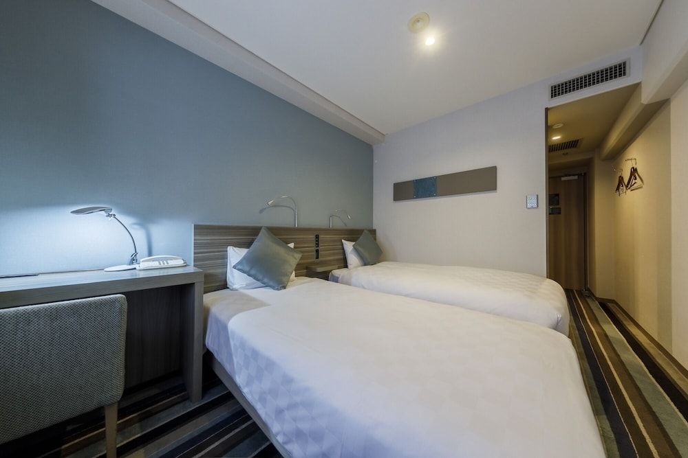Twin Room - Non-Smoking with Lounge Access & Complimentary Light Breakfast Included