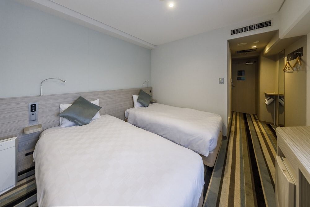 Corner Twin Room - Non-Smoking with Lounge Access & Complimentary Light Breakfast Included