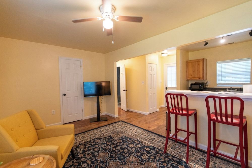 Howard's Creek Inn Apartment 7