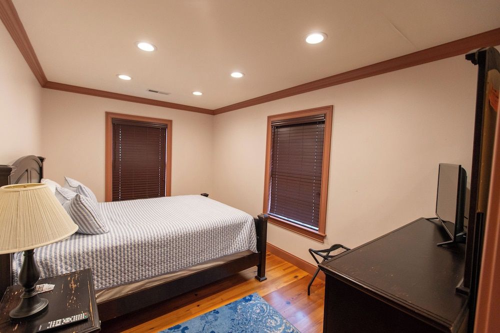 Howard's Creek Inn Elite Apartment, Multiple Beds, Non Smoking 2