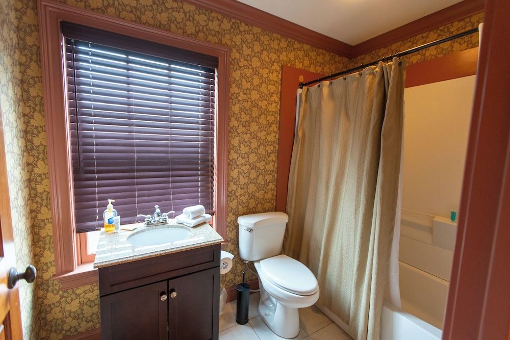 Howard's Creek Inn Elite Apartment, Multiple Beds, Non Smoking 6