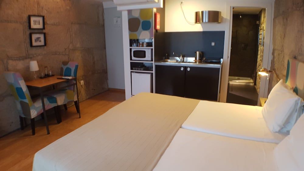 Studio, Balcony (Traves)